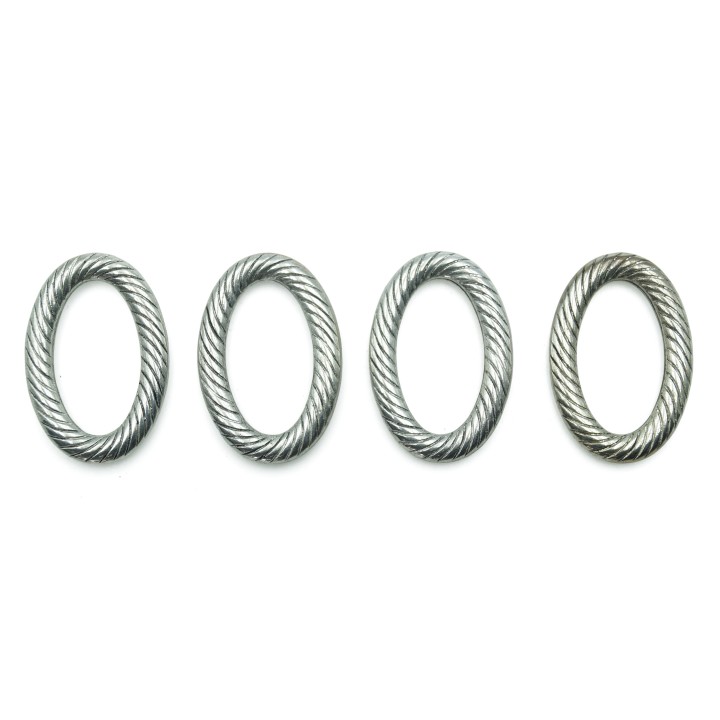 Argolla rayada 36x25mm de plastico para collar y pulsera